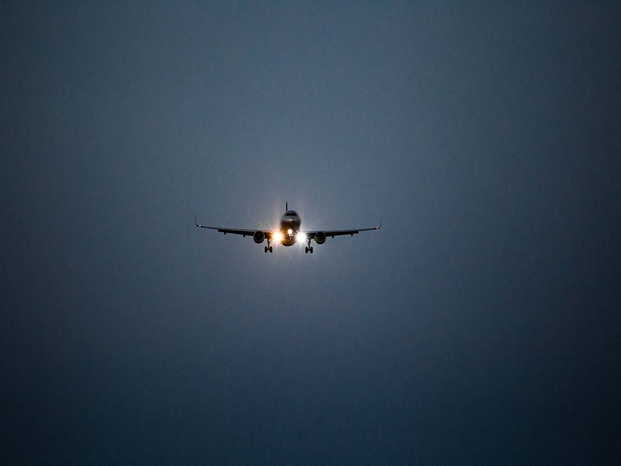 Пассажирский самолет вылетел из города России с открытой заправочной горловиной