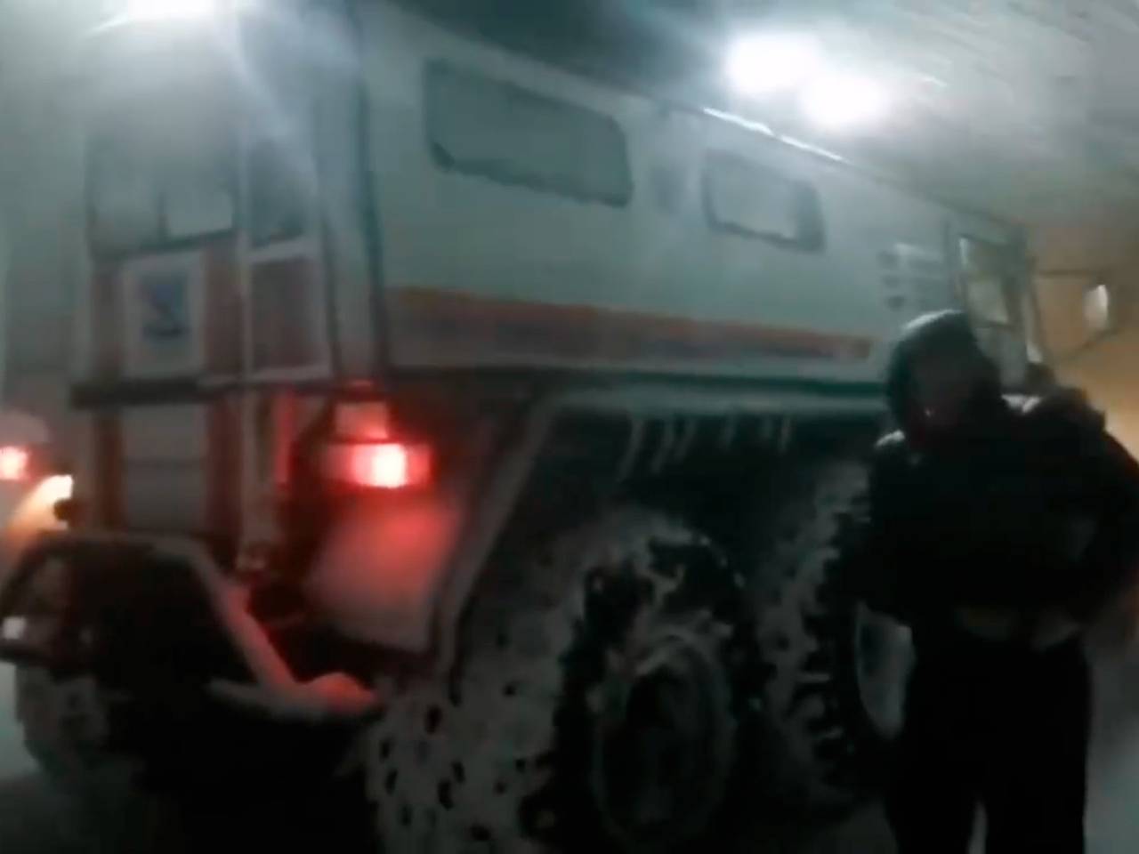 Застрявших на действующем вулкане на Камчатке туристов спасли