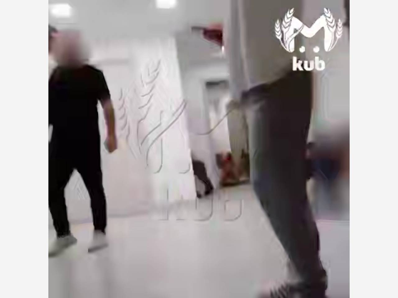 Толпы туристов с детьми спрятались от БПЛА в коридорах отеля в Сочи и попали на видео