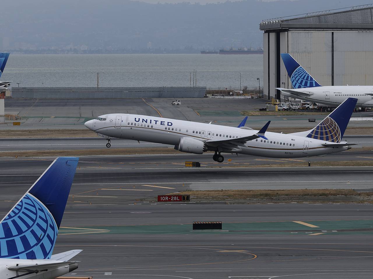 Уволенный за пьянство пилот обвинил авиакомпанию в расизме