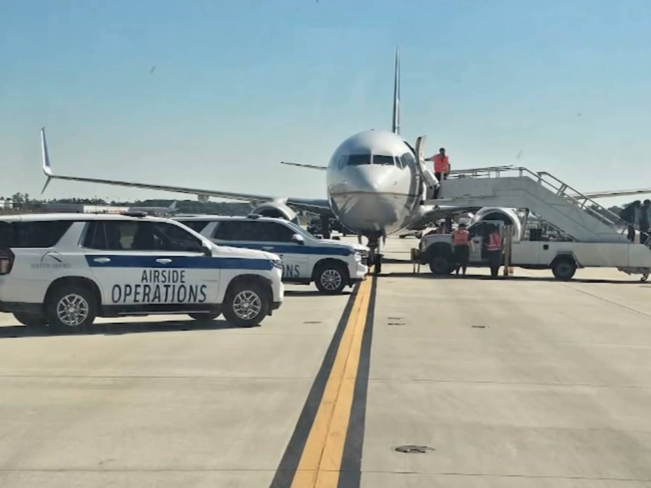 Шины самолета с десятками пассажиров на борту лопнули при посадке в США