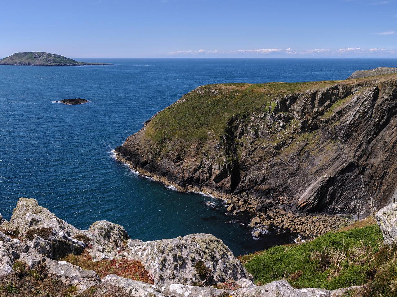 Мужчина оказался зажат грузовиком с багажом туристов и не выжил
