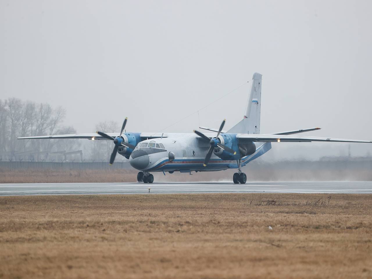 Самолет врезался в уличный фонарь в России