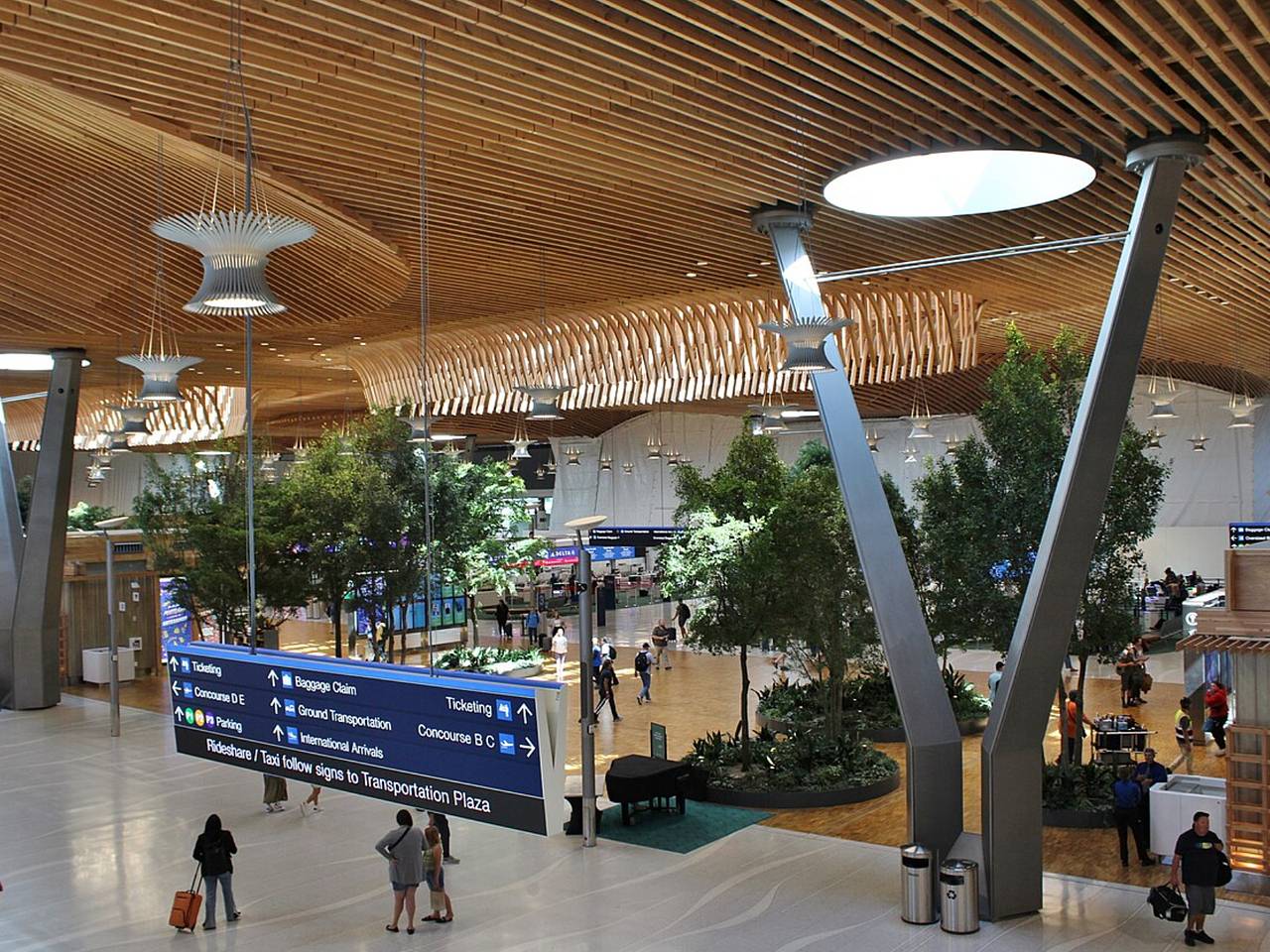 Пассажир пронес в самолет нож для разделки мяса и сорвал рейс