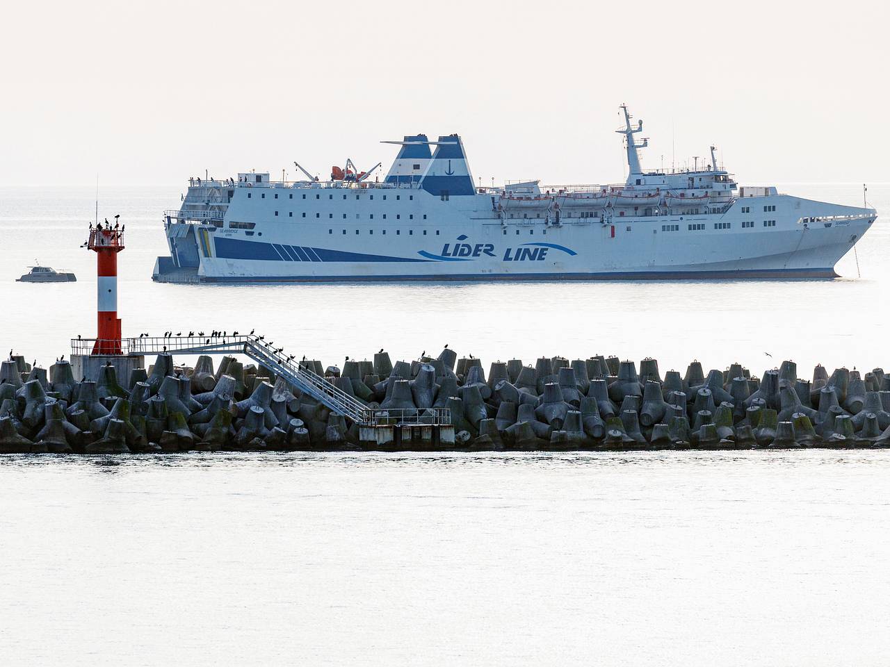 Губернатор объяснил ситуацию с застрявшим у порта Сочи паромом