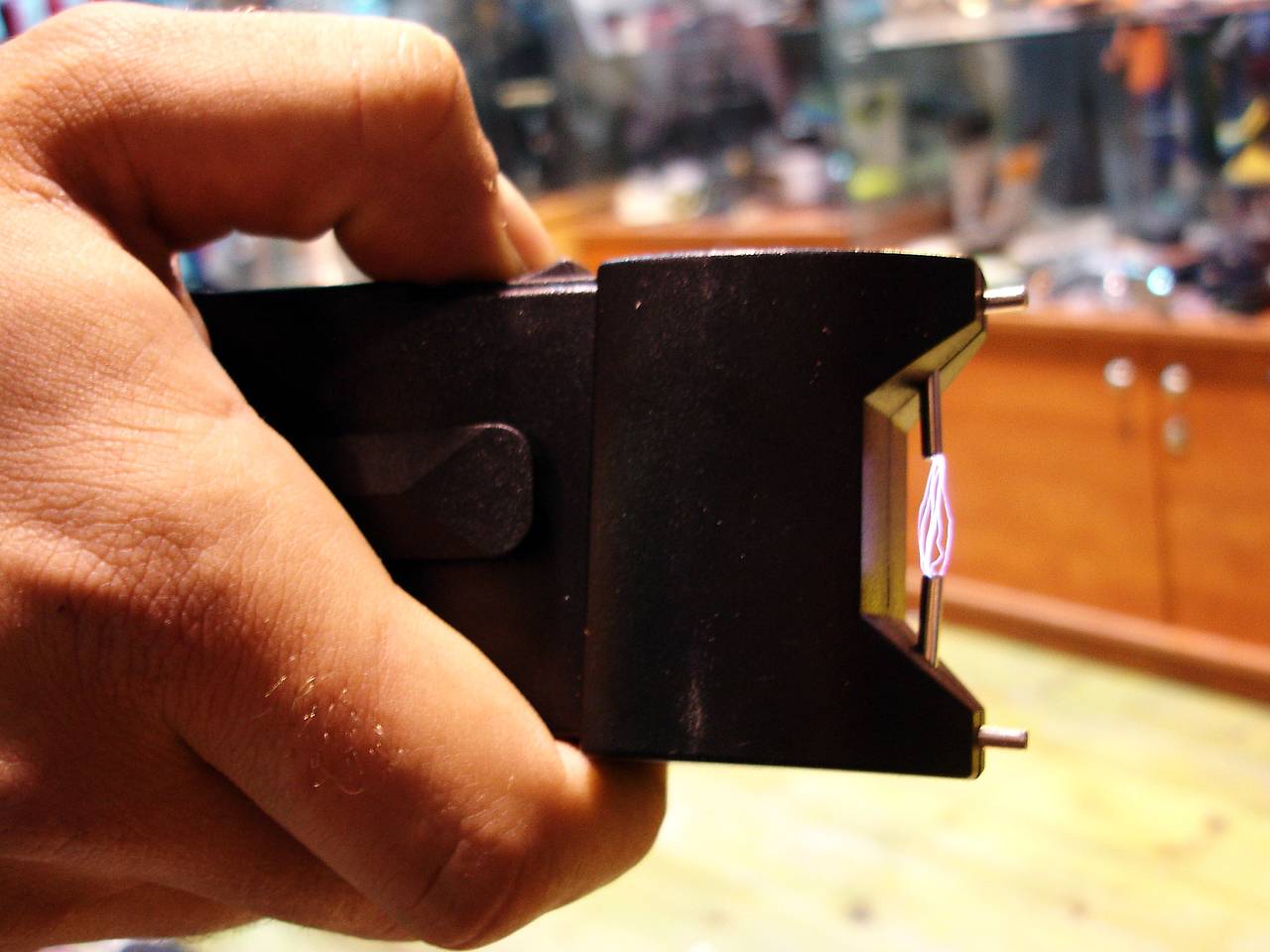 Пьяный россиянин повздорил с сотрудниками отеля в Крыму и выстрелил в них электрошокером