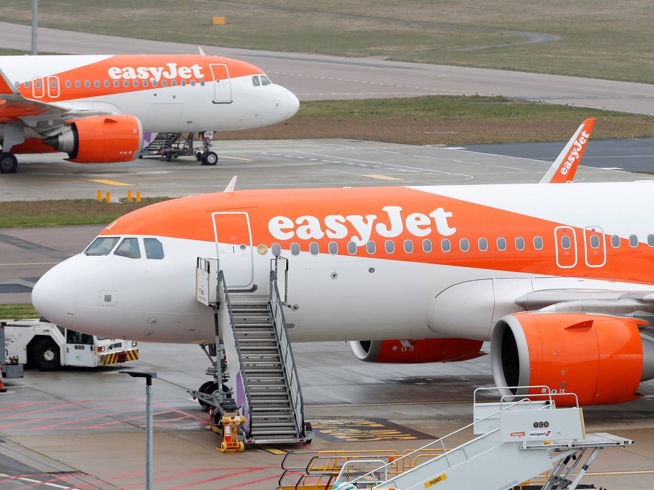 Пьяная пассажирка самолета бросалась на попутчиков и угрожала им расправой на борту