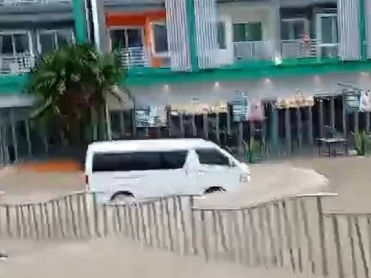 Россиянка засняла затопленный Таиланд и описала впечатления словами «такого еще не видела»