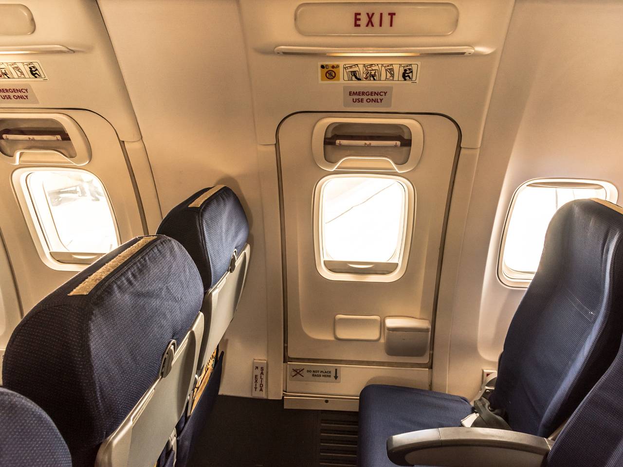 Пассажирский самолет совершил рейс с полуоткрытой дверью по решению экипажа