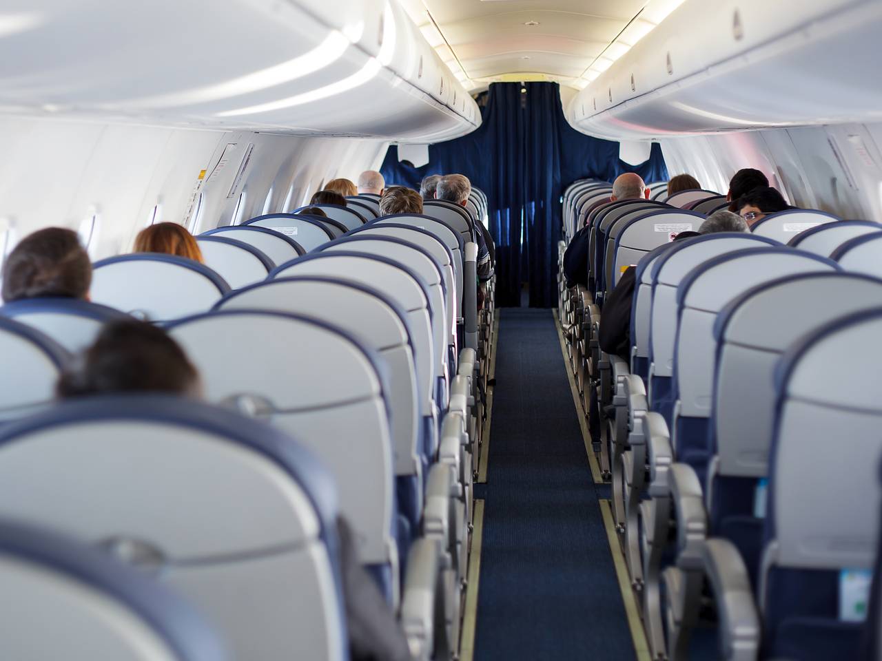 Самолет с сотнями пассажиров на борту прервал полет из-за запаха горелой резины