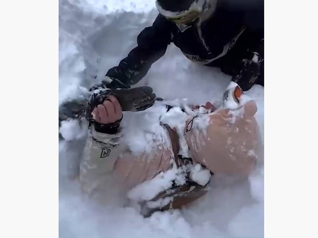 Туристка оказалась погребена под снежной лавиной в российском регионе