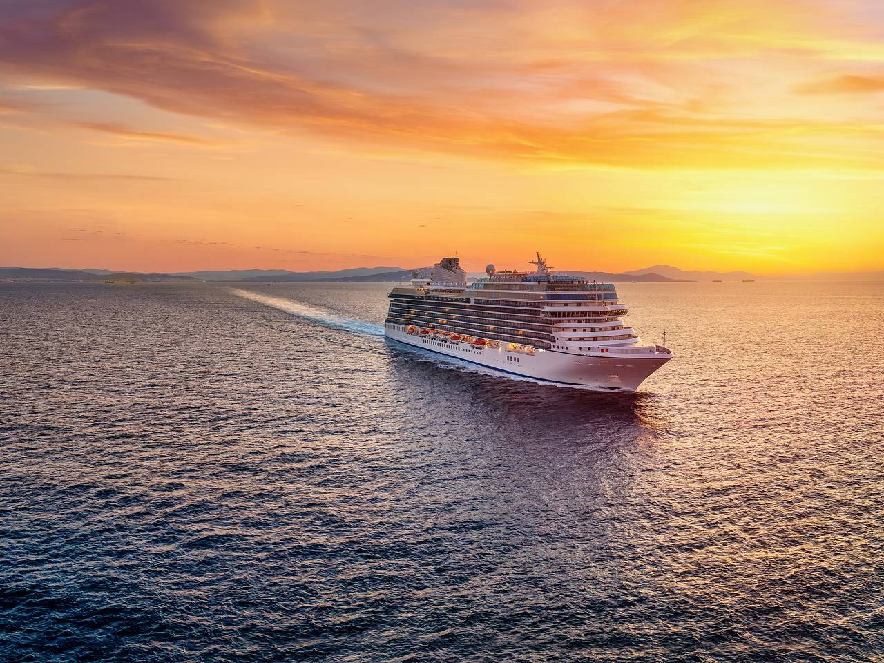 Турист упал за борт круизного лайнера для взрослых и пропал без вести