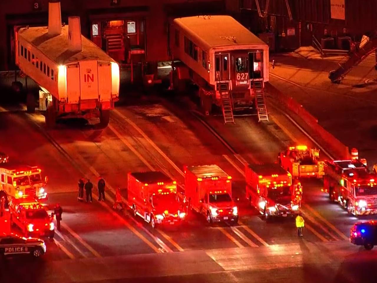 Автобус с пассажирами врезался в терминал в аэропорту США