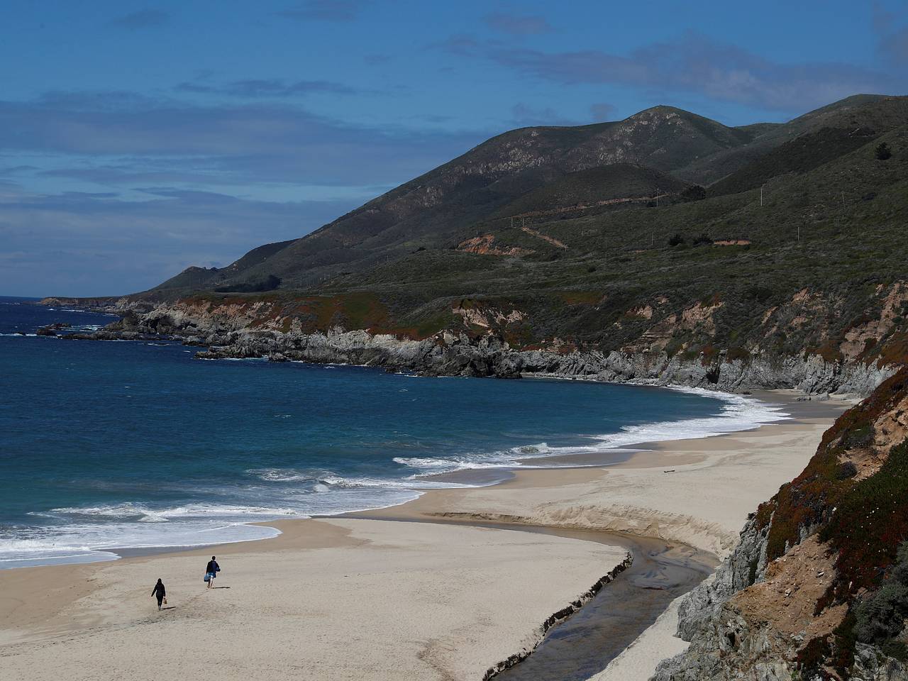 Волна утащила семилетнюю девочку в океан на глазах у родителей