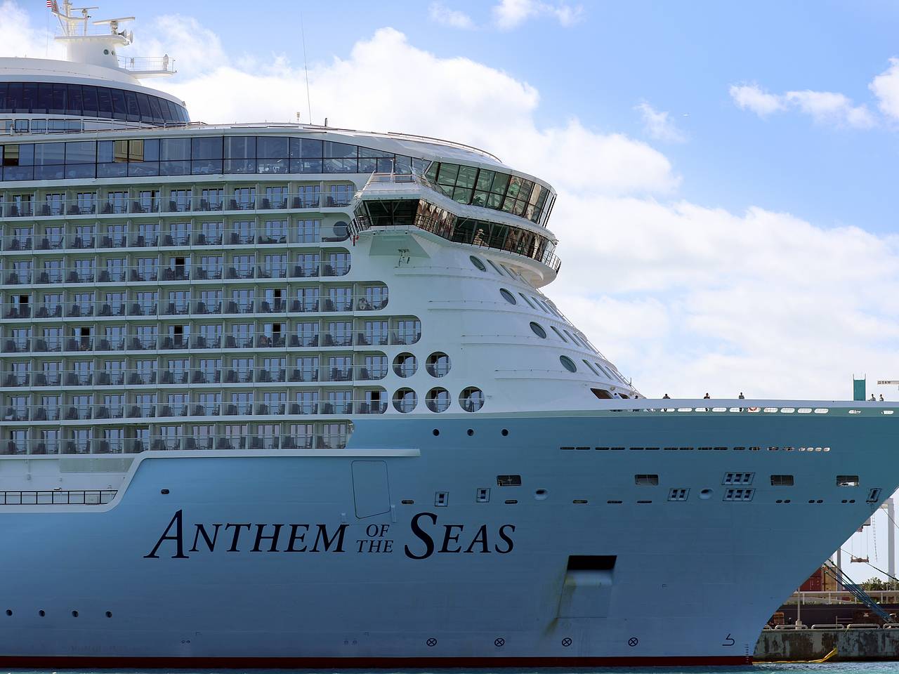 Пассажир круизного лайнера напал на попутчика, был снят с корабля и поехал домой без семьи