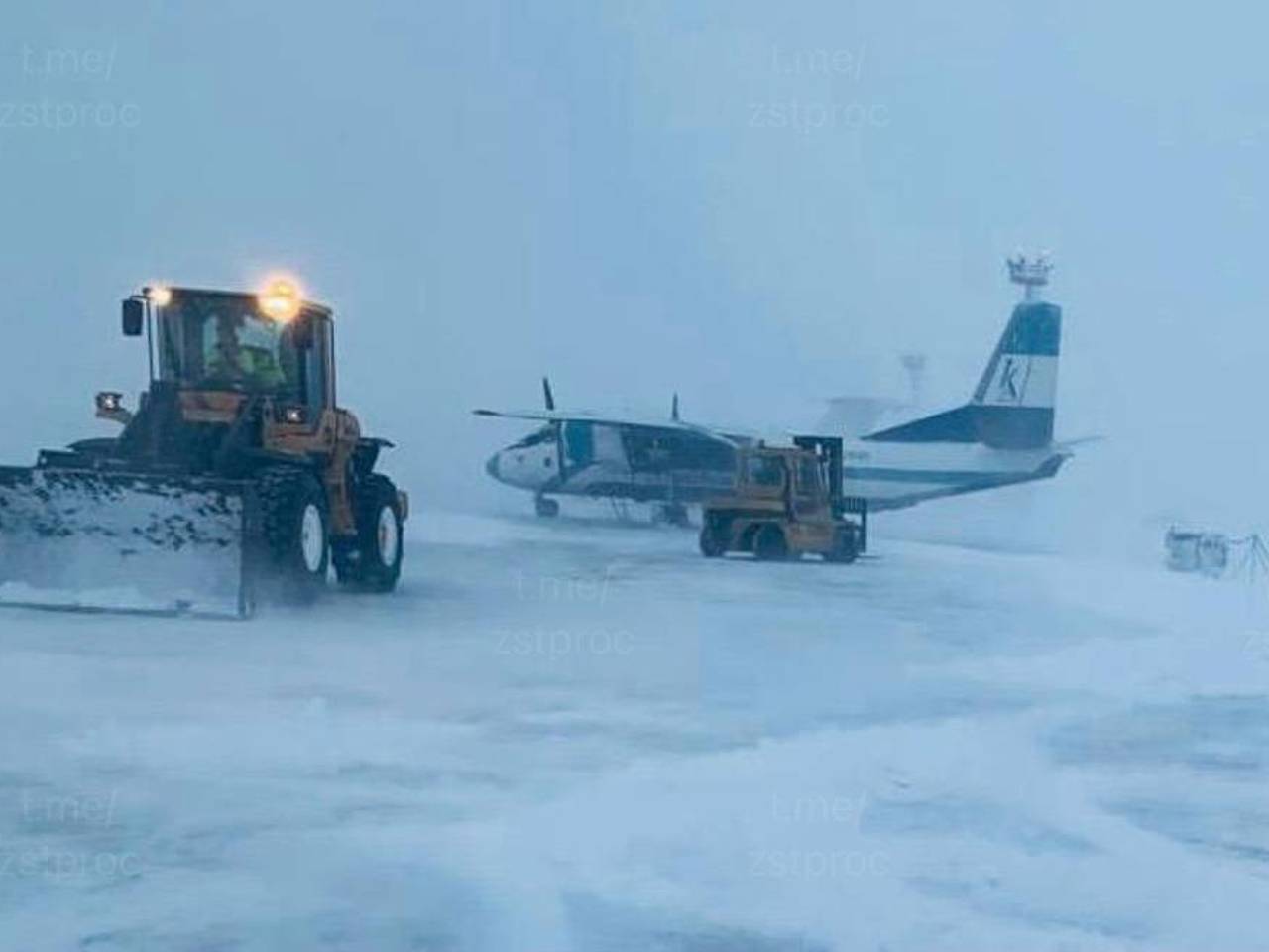 Снегоуборочная техника повредила самолет в российском аэропорту