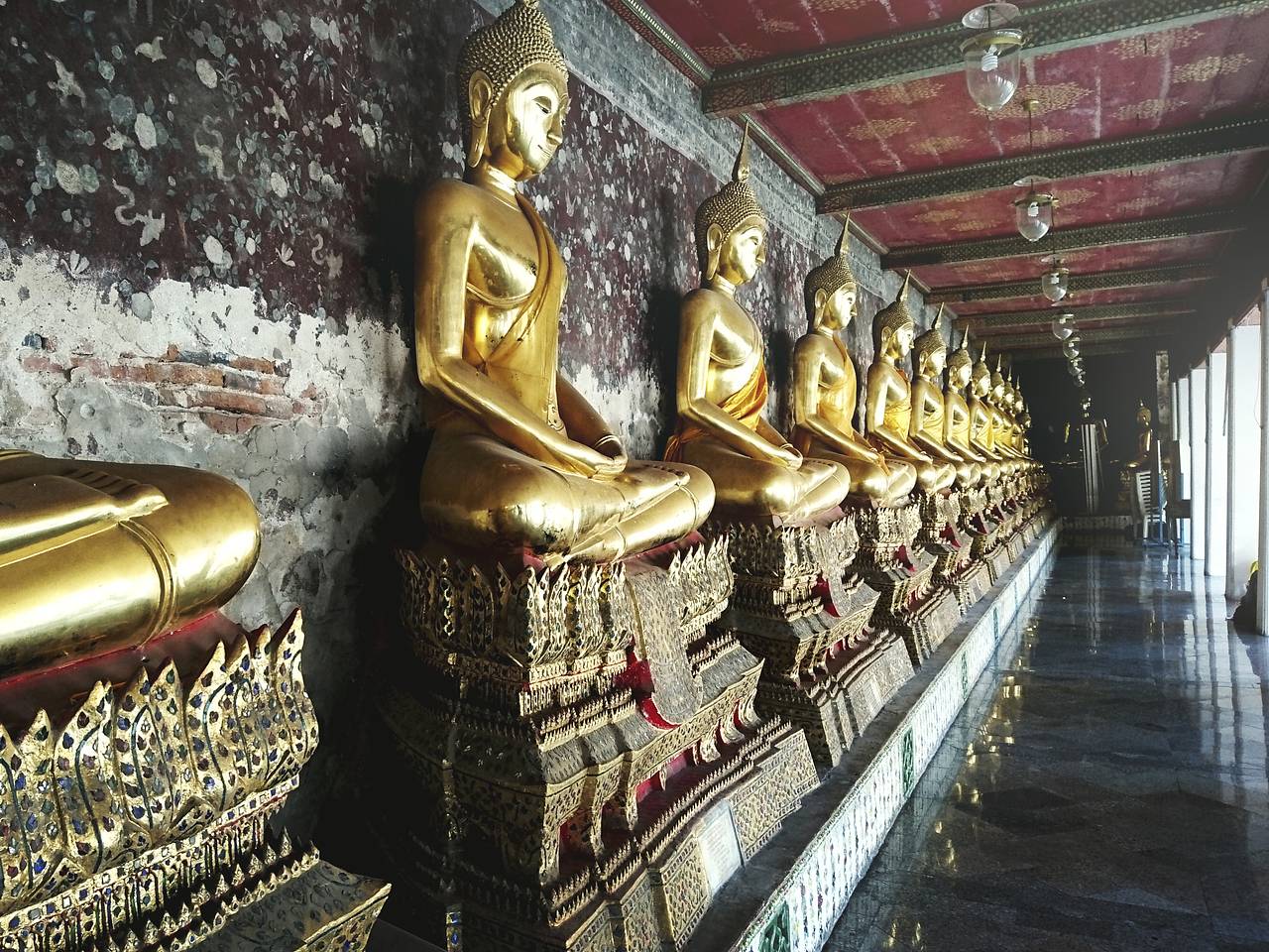 Россиянину запретили приезжать в Таиланд на 99 лет за курение в буддийском храме