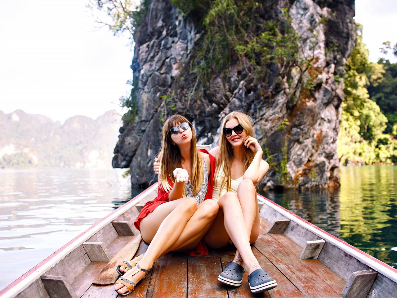 Названы удивляющие старших привычки миллениалов в путешествиях