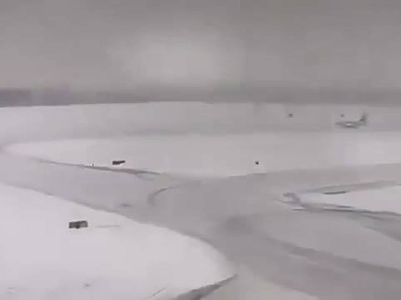 Самолет с десятками пассажиров угодил в сугроб во время посадки и попал на видео