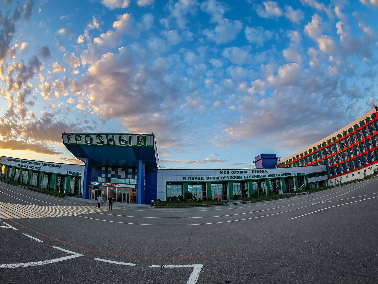 Временные ограничения ввели еще в двух аэропортах России