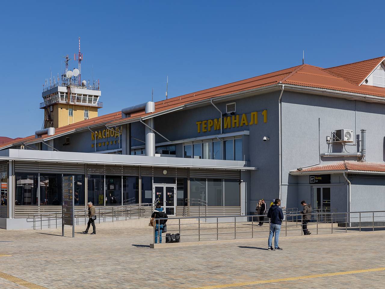 Три российских аэропорта приостановили полеты