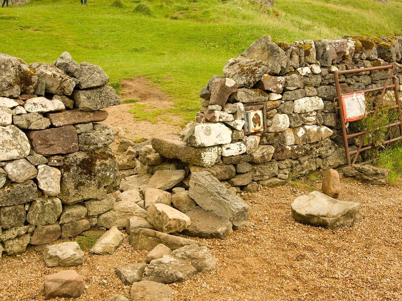 Туристы проломили стену 500-летнего замка ради фотографии