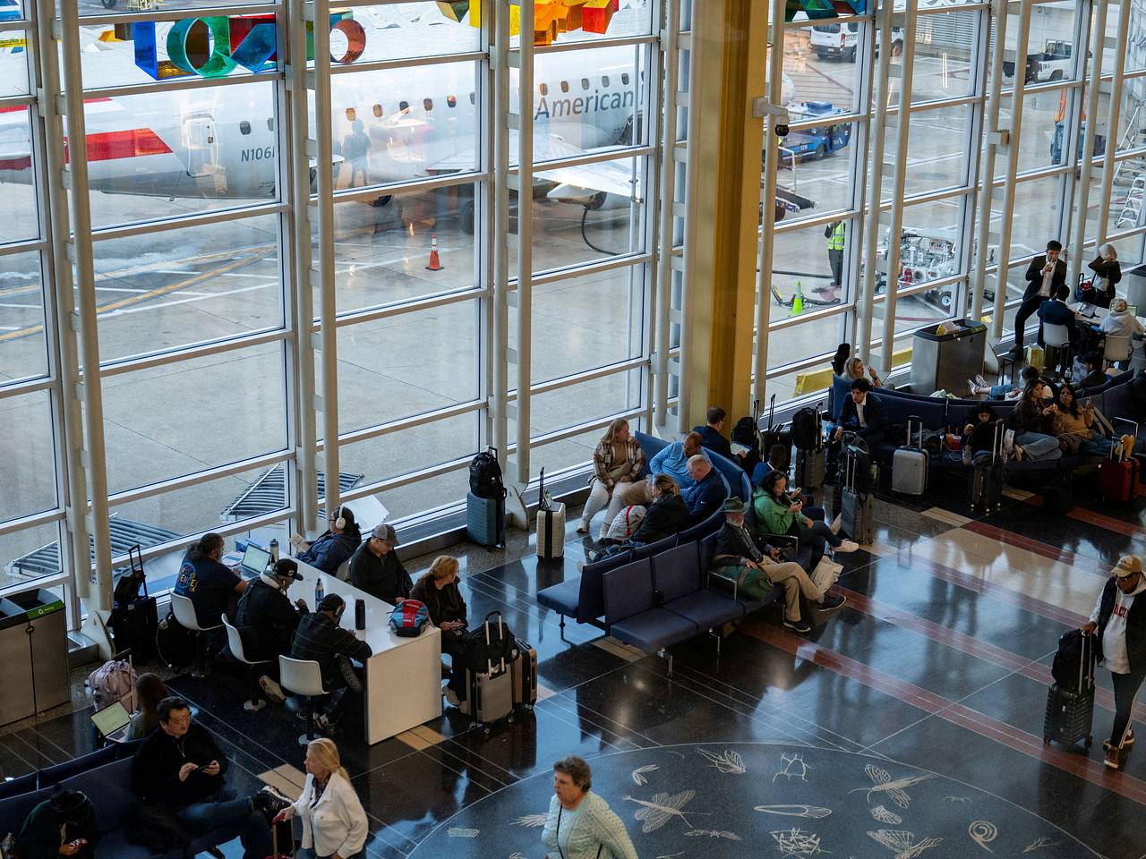 В аэропортах США сорвались более 10 тысяч авиарейсов