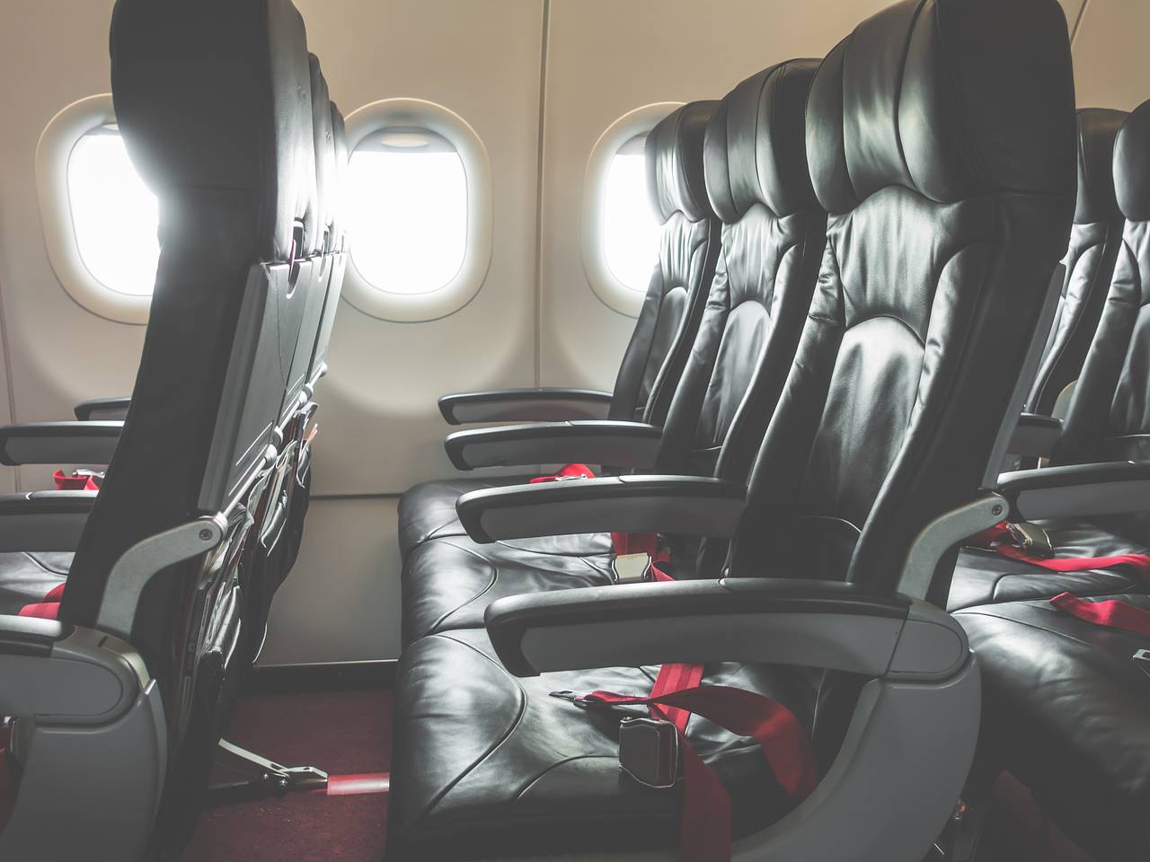 Сиденья пассажиров лучшей в мире авиакомпании намокли в небе