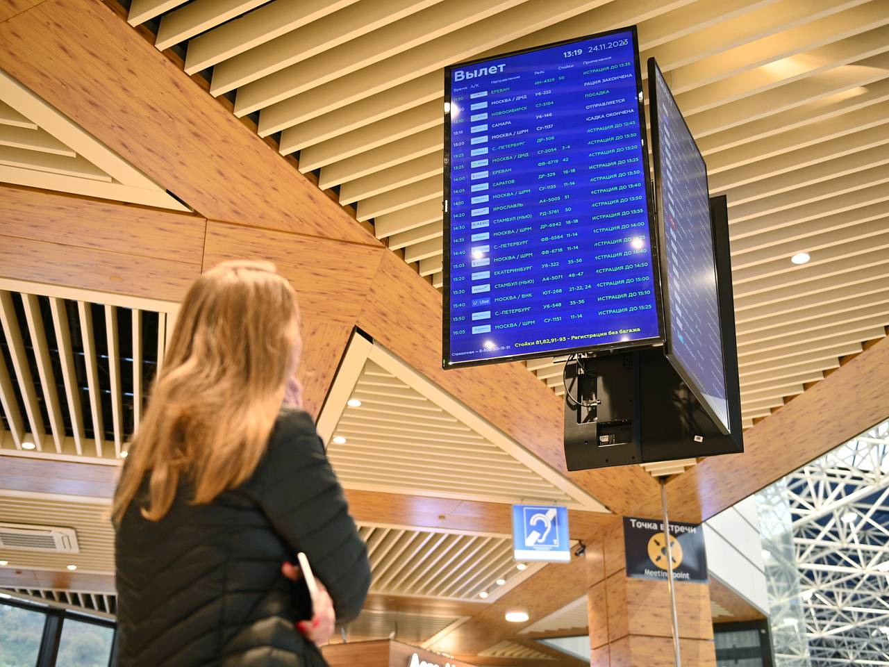 Число задержанных в аэропорту российского курорта рейсов выросло