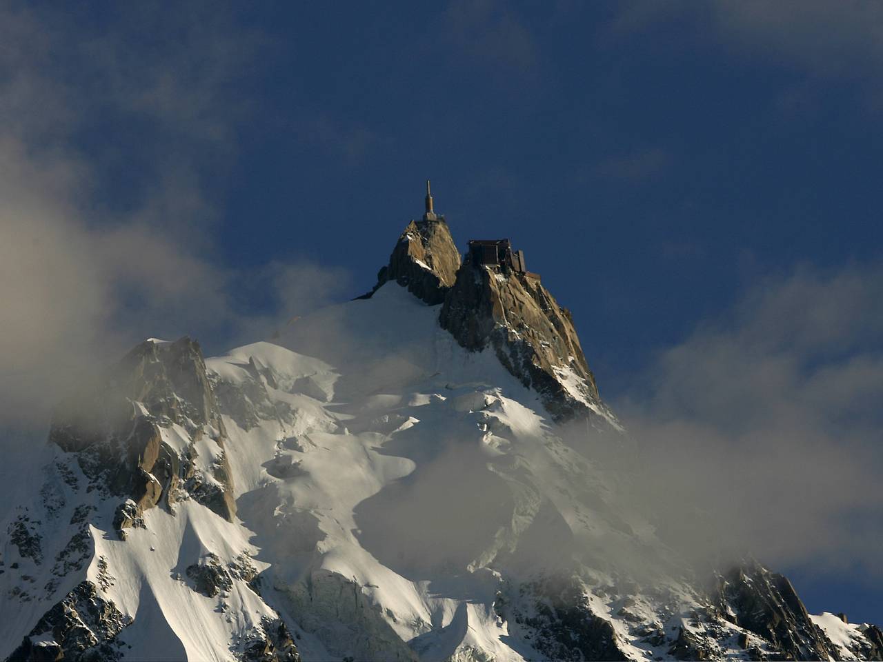 Шестеро человек оказались погребены под снегом из-за лавины на горнолыжном курорте