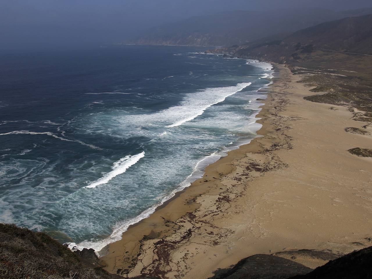 Волна утащила в океан троих гуляющих по побережью в США человек