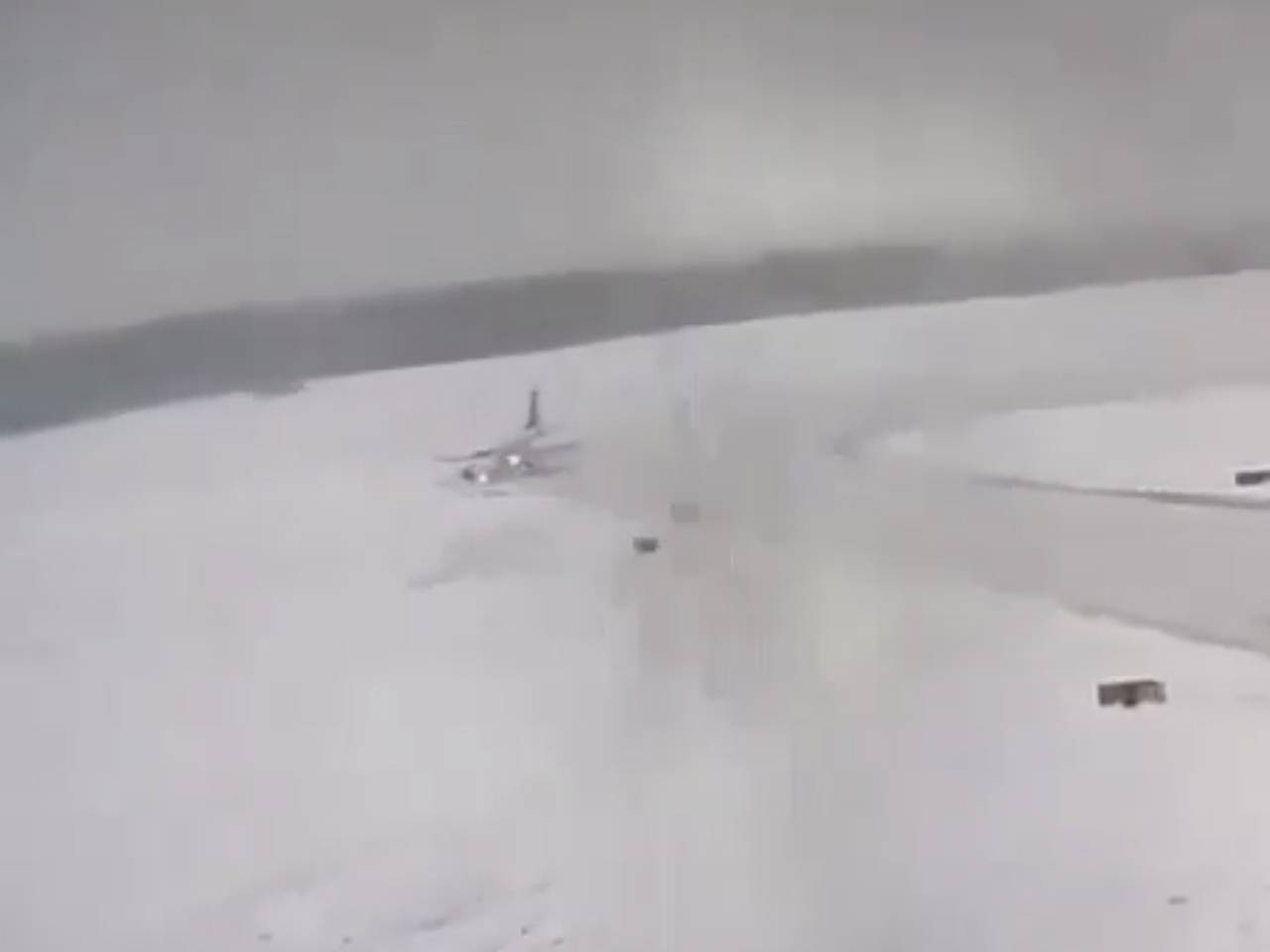 Самолет выкатился за пределы взлетно-посадочной полосы из-за заноса в аэропорту Европы