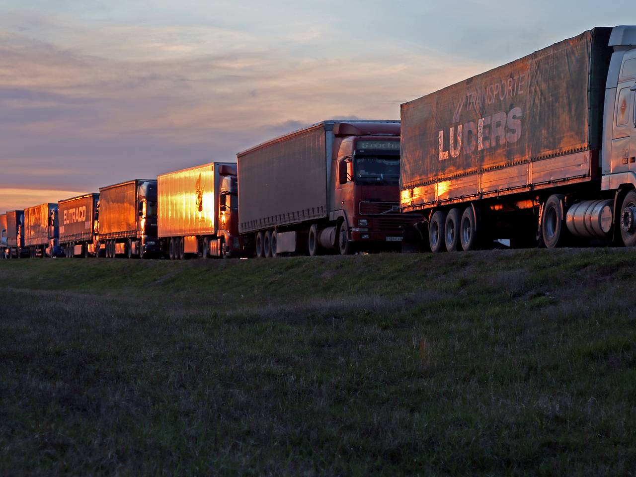 Более тысячи застрявших на границе Белоруссии и Литвы грузовиков оказались на стоянке