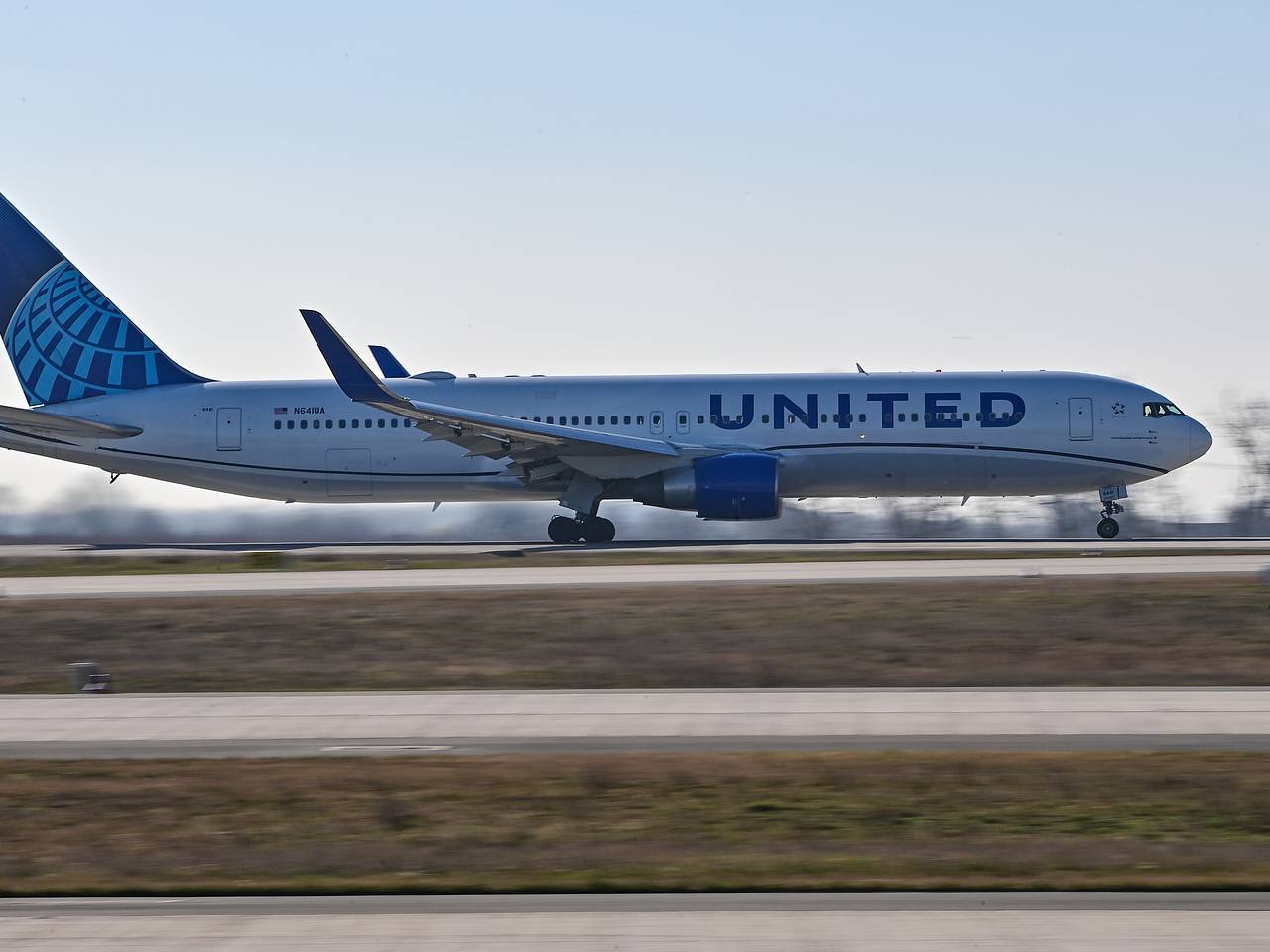 Пассажиров самолета пришлось эвакуировать после столкновения с другим бортом в США