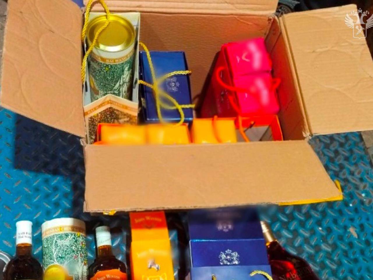 Гид уговорила отдыхавших в Китае россиян незаконно привезти на родину алкоголь