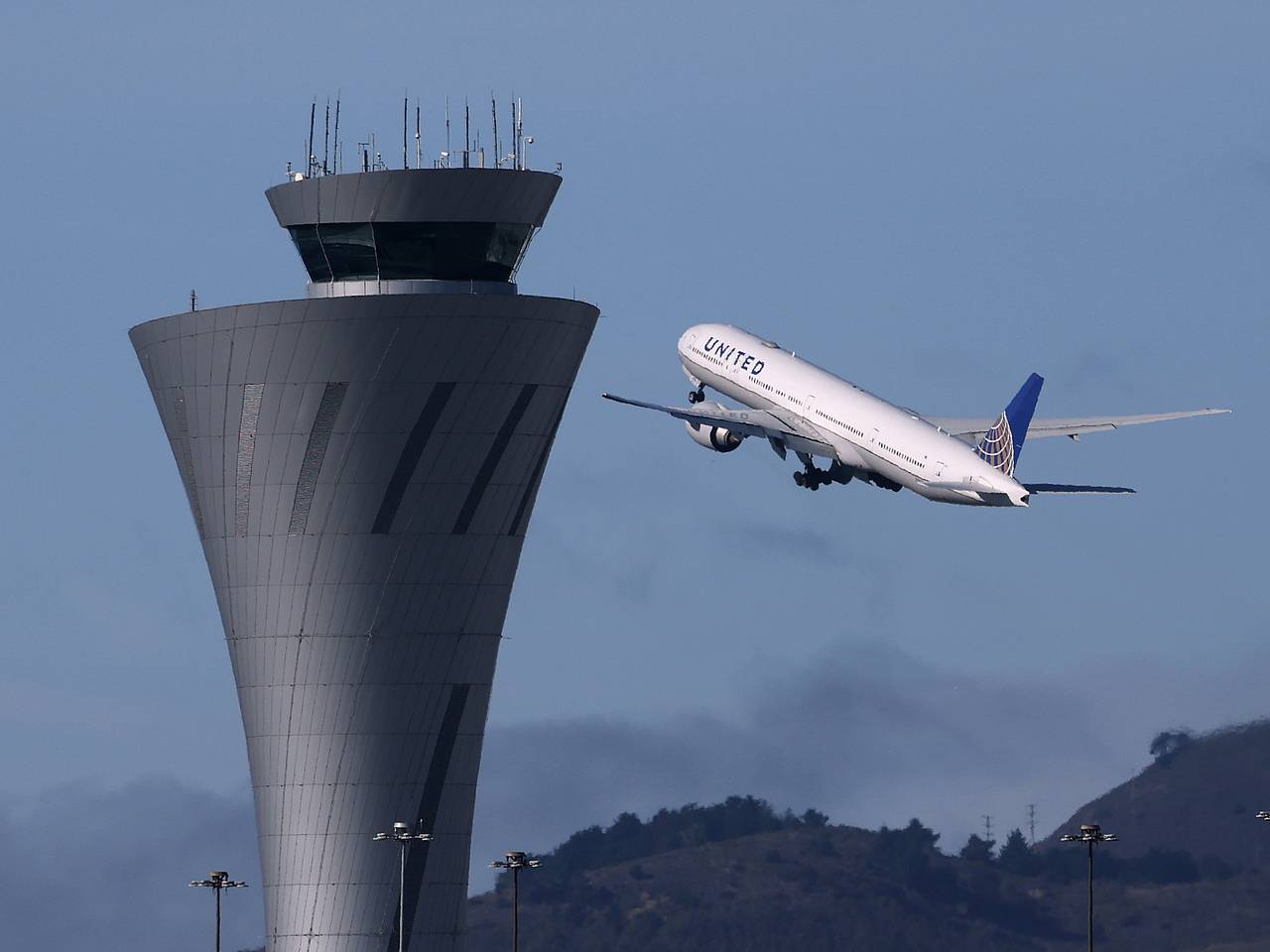 Вылетевшая в Европу стюардесса пронесла на борт спиртное, напилась и попала в больницу