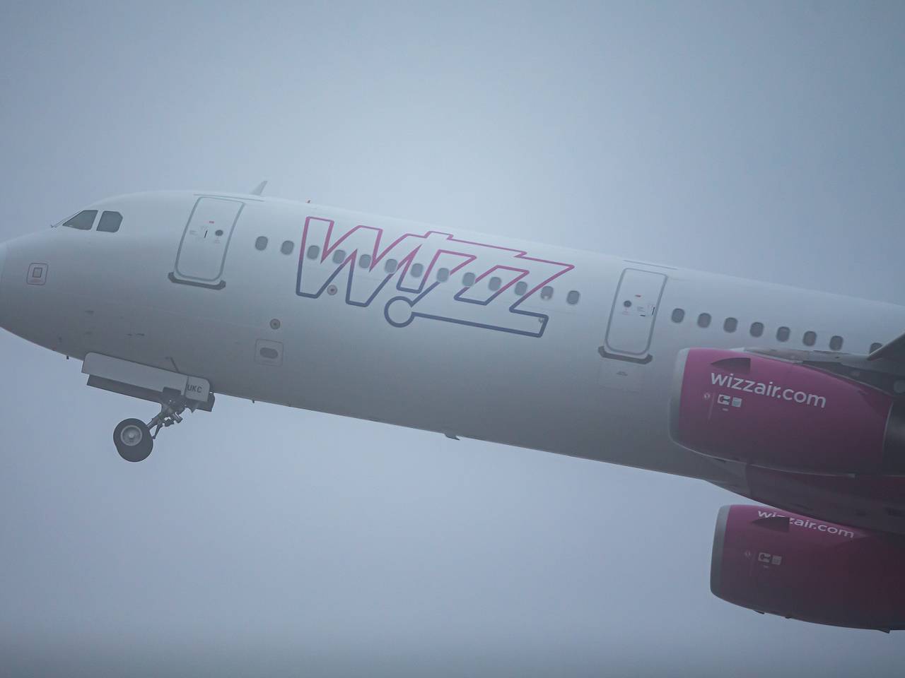 Пассажиры пробежали за самолетом по взлетно-посадочной полосе и были арестованы