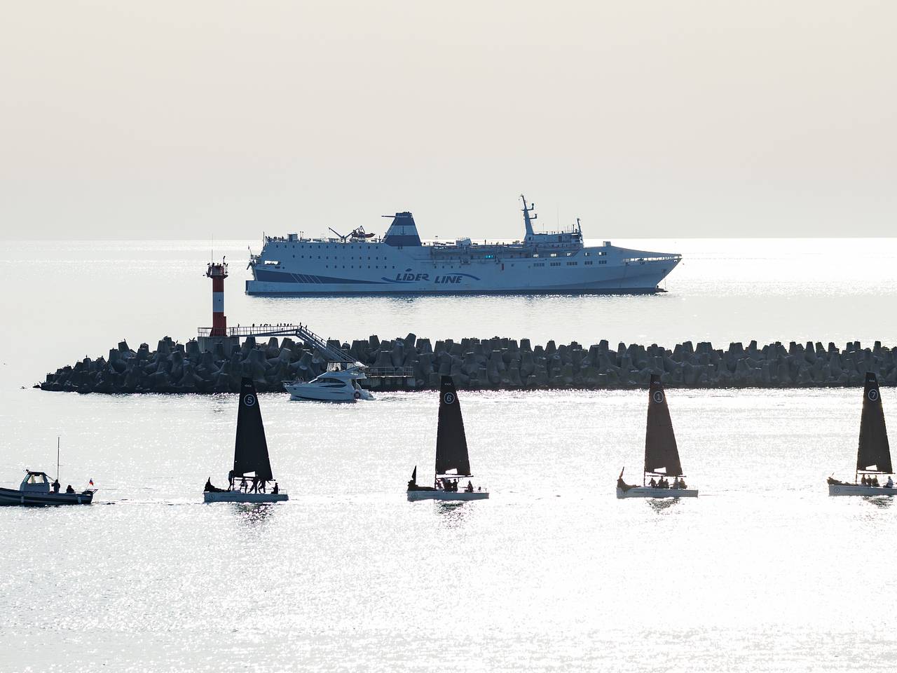 На стоящем у порта Сочи пароме Seabridge начала заканчиваться еда