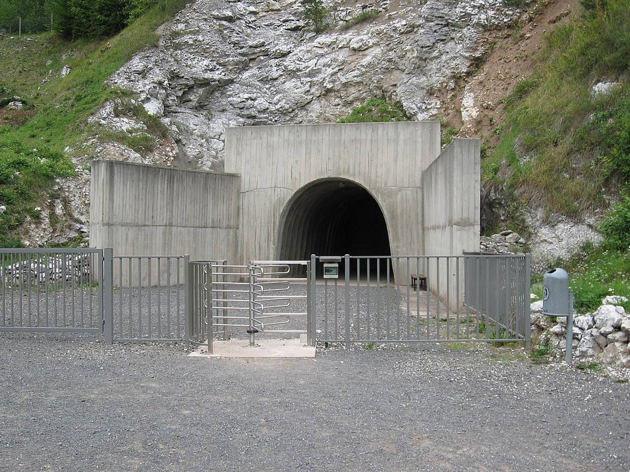 Отец и сын отправились в поход по тоннелям бывшего концлагеря и пропали без вести