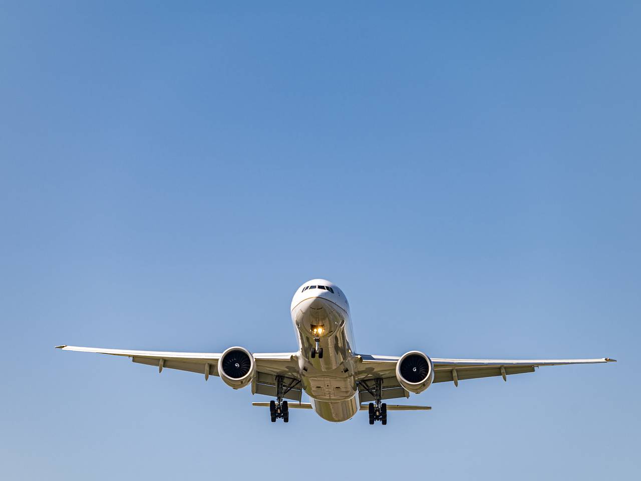 Пилот самолета ослушался инструкций диспетчера и едва не врезался в другой борт в небе