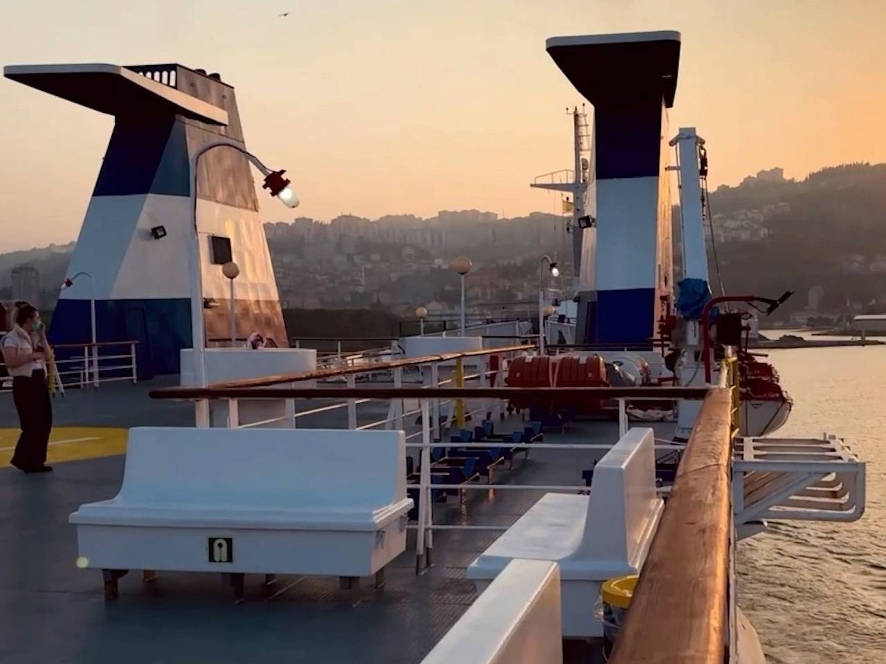 Пассажиры застрявшего у порта Сочи парома высадились в Трабзоне