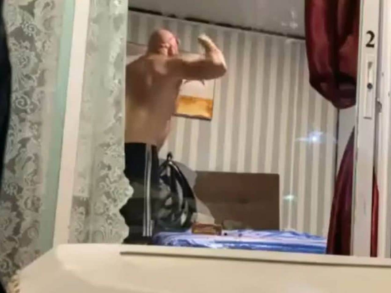 Полуголый турист в Таиланде начал кидаться с ножом на путешественников в отелях