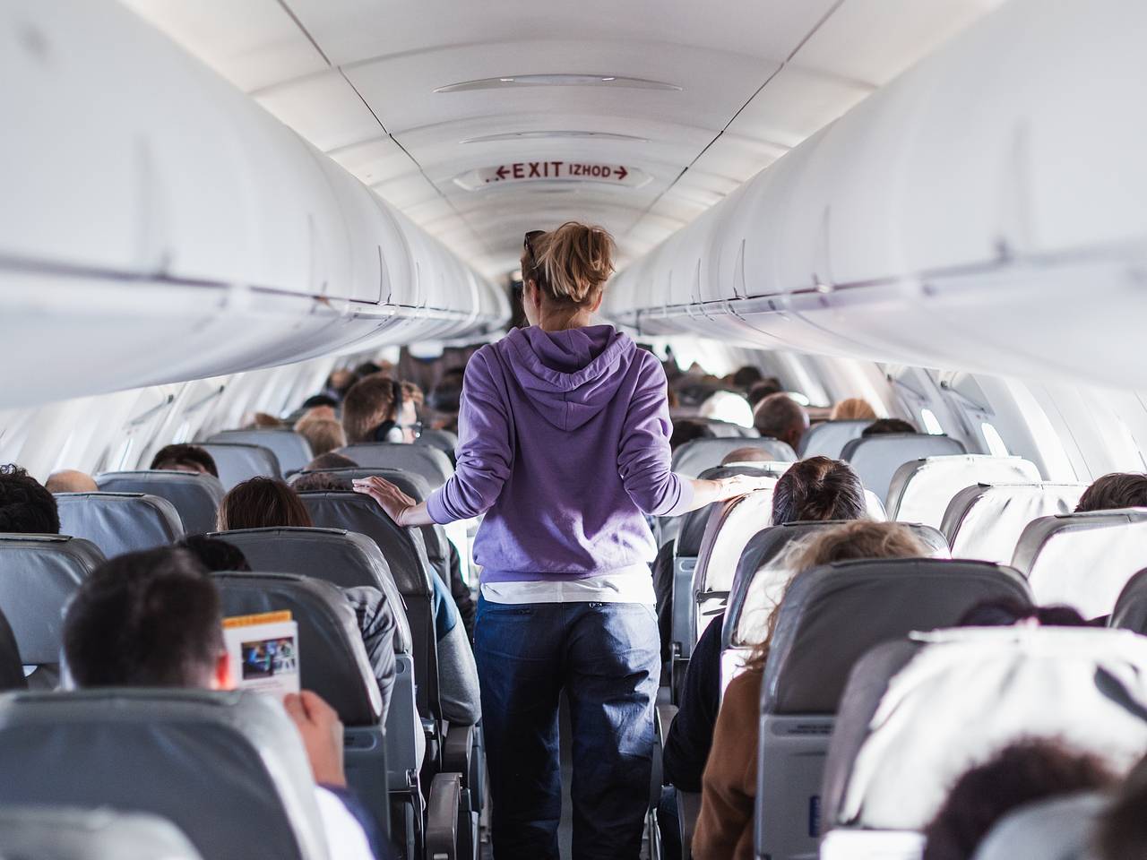 Пассажиры и экипаж самолета пять часов удерживали неадекватного дебошира во время полета