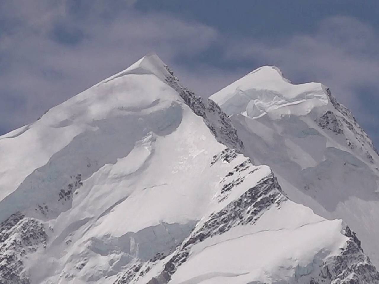 Связанные веревкой альпинисты сорвались во время восхождения на трехтысячник и не выжили