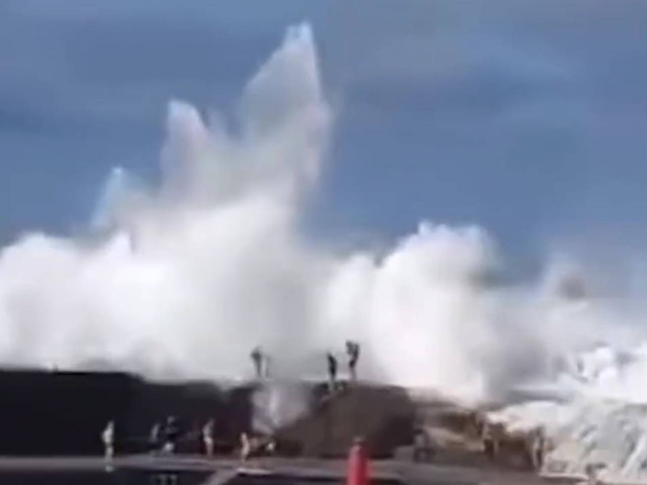 Туристов смыло гигантской волной в Испании