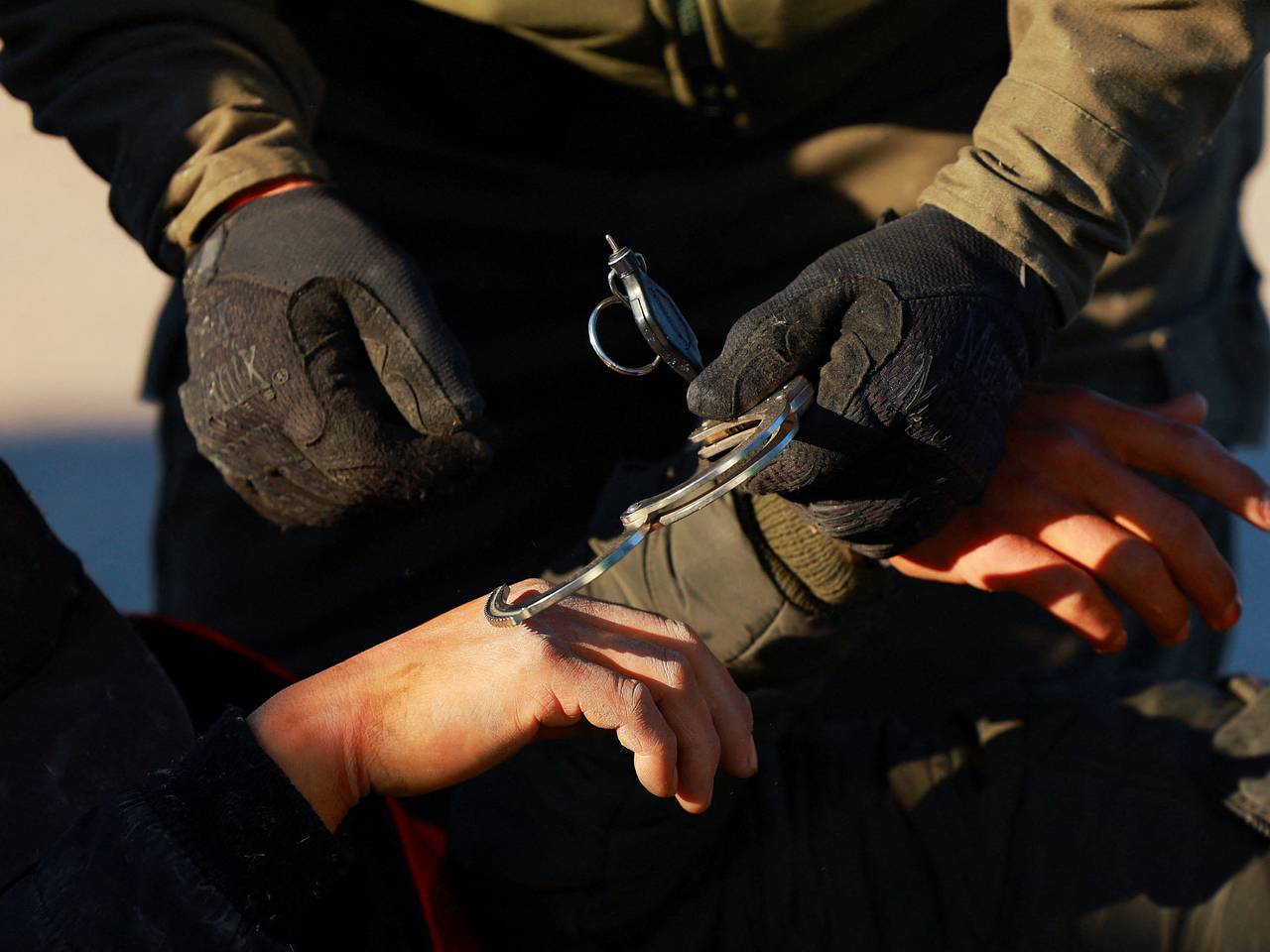 Россиянин описал прохождение границы США словами «приковали к стулу наручниками»