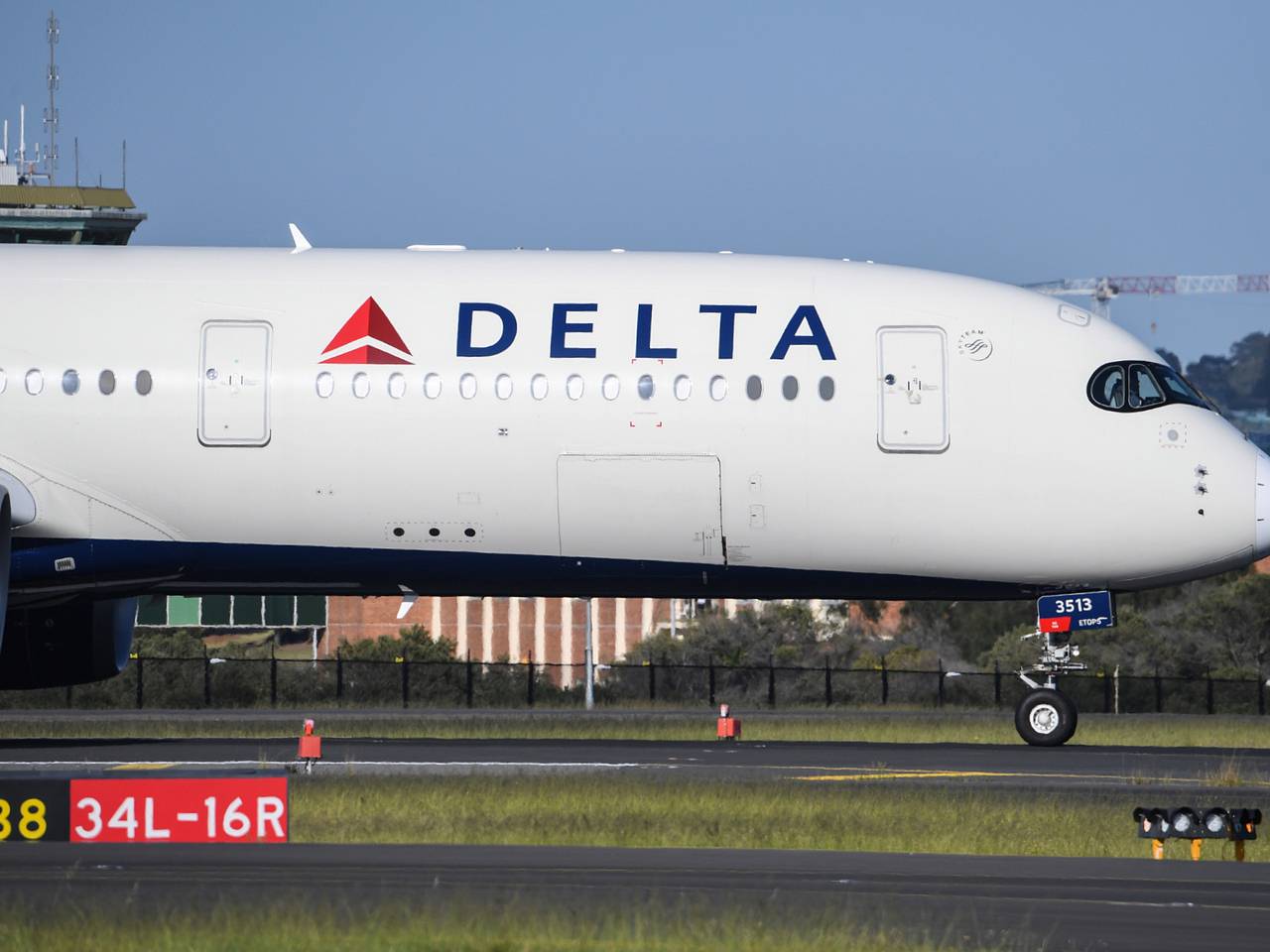 Бортпроводник обвинил коллегу в «сексуально оскорбительных прикосновениях» и был уволен