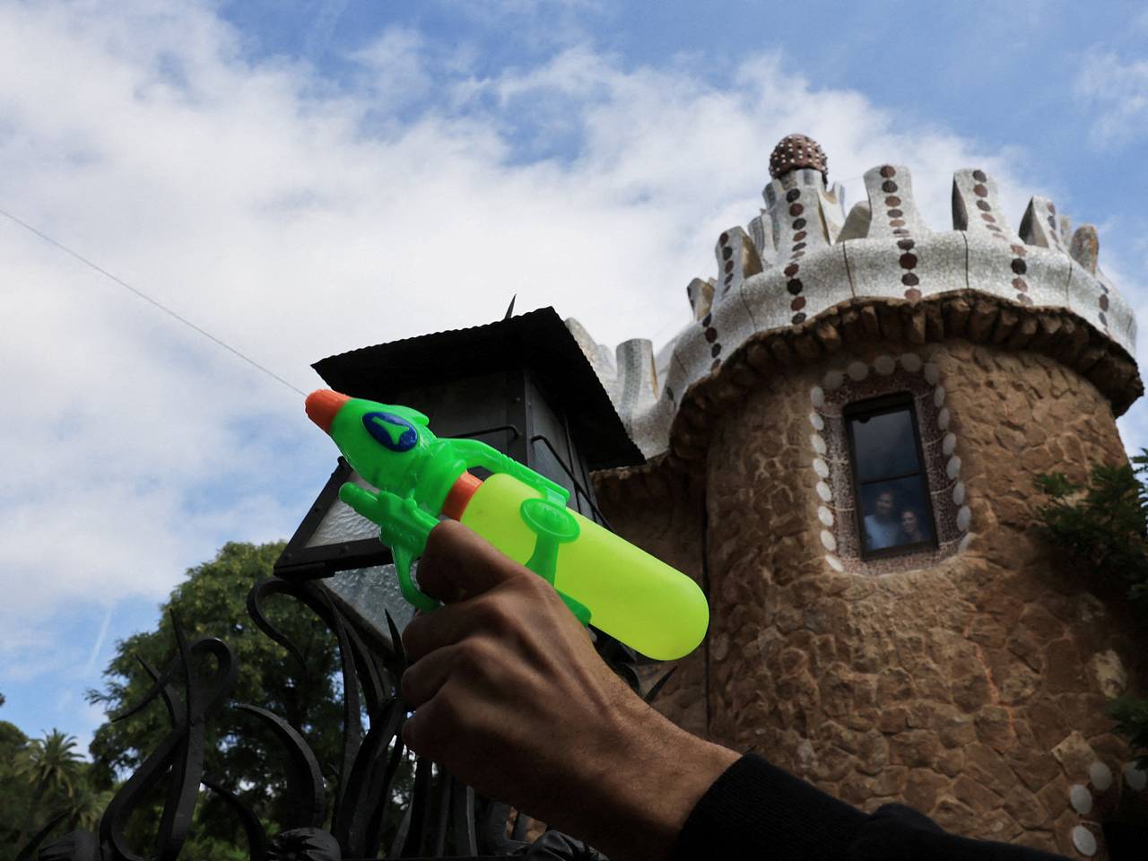 Протестующие против туристов жители Европы отпугнули иностранцев водяными пистолетами