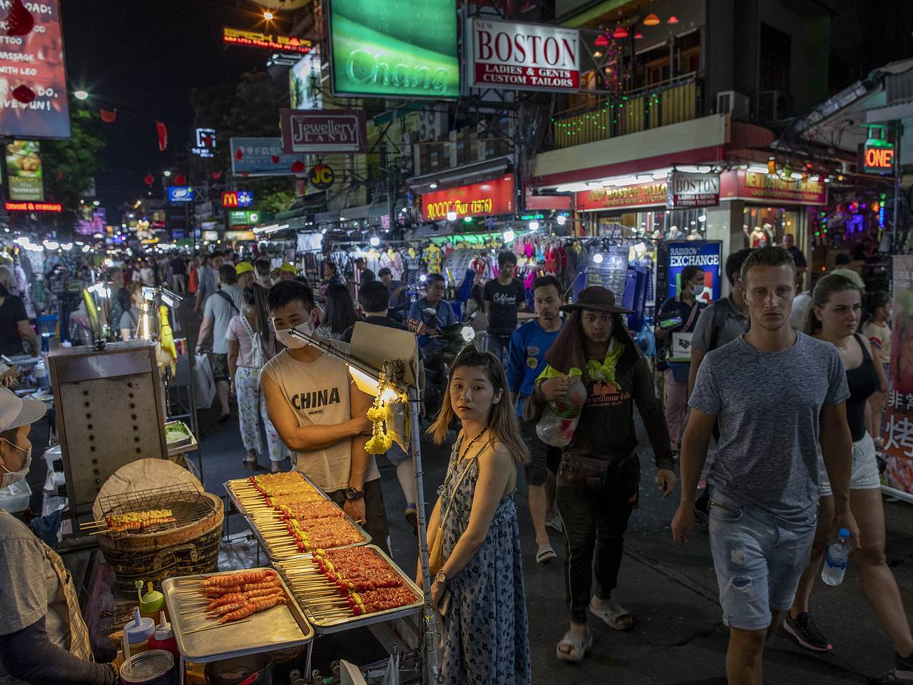 Турист купил «чудо-масло» у продавца на улице Таиланда и потерял 350 тысяч рублей