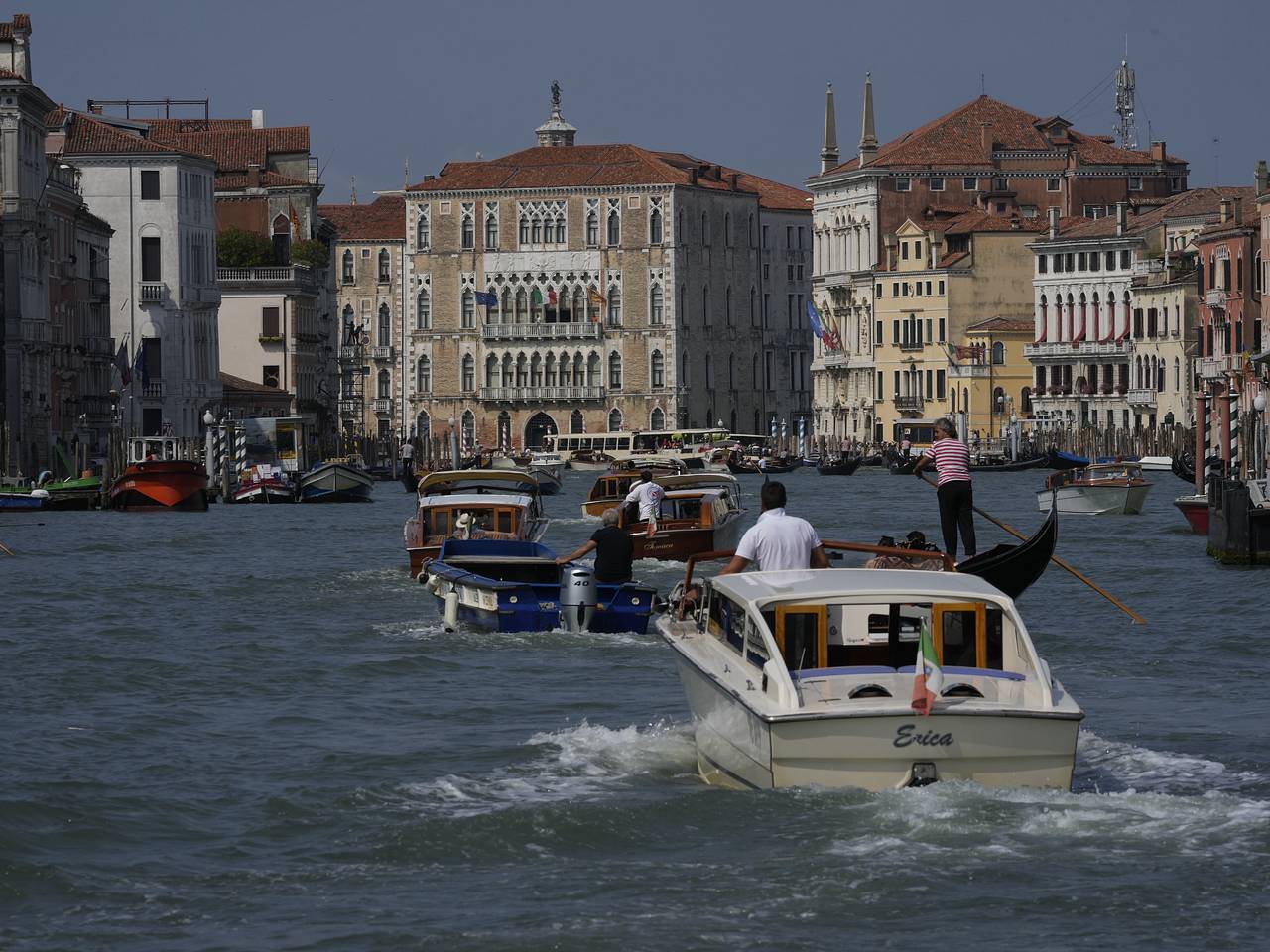 Турист поехал в отпуск с женой и был найден бездыханным в канале Венеции в первый же день